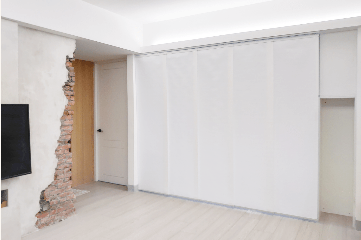 吹き抜けの生活感をそっと隠す