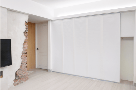 吹き抜けの生活感をそっと隠して、心地いい空間に